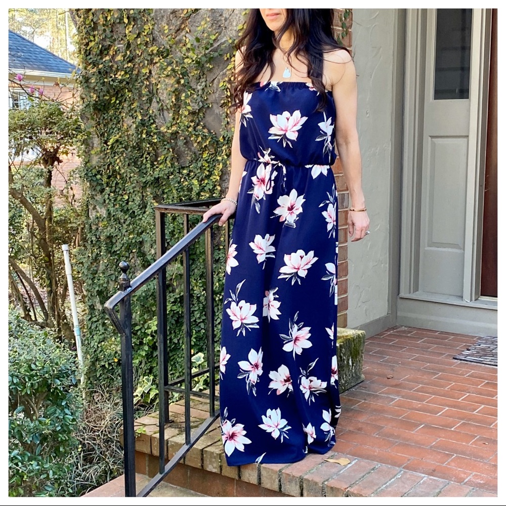 ✨LAST ONE✨PERFECT Navy floral tube maxi dress - Picture 4 of 7